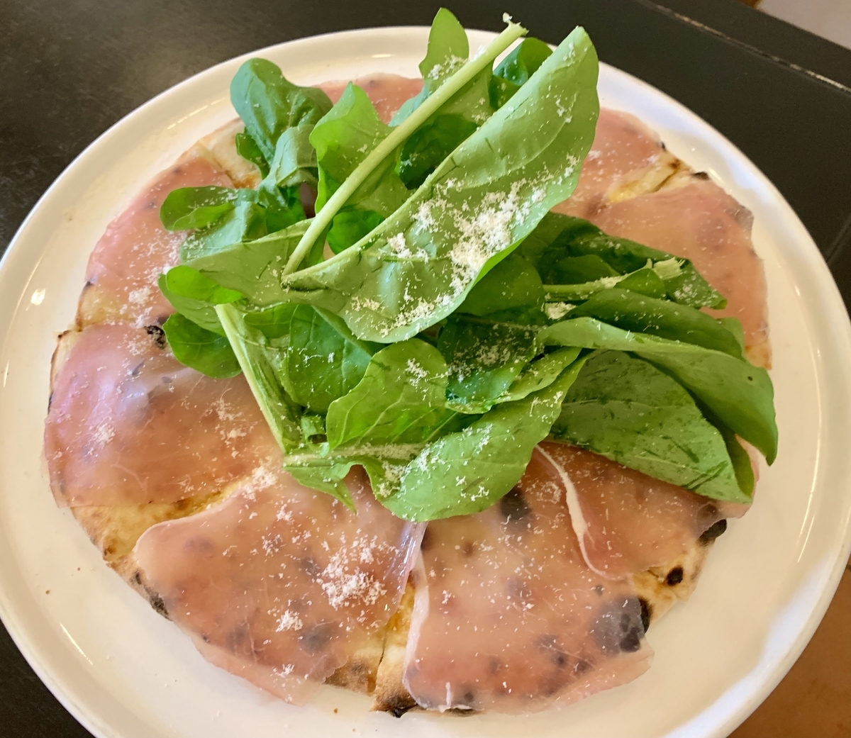 ハクサンピザ(HAKUSAN PIZZA) の生ハムとルッコラのピザ