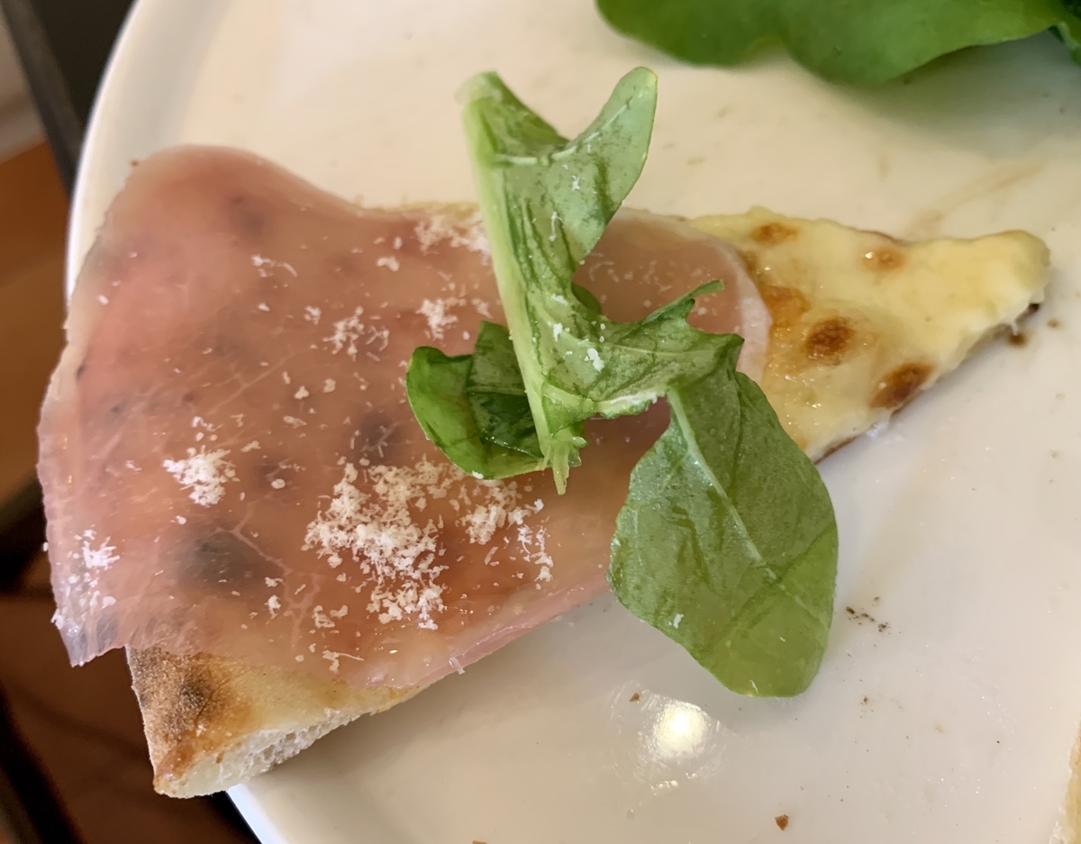 ハクサンピザ(HAKUSAN PIZZA) の生ハムとルッコラのピザ