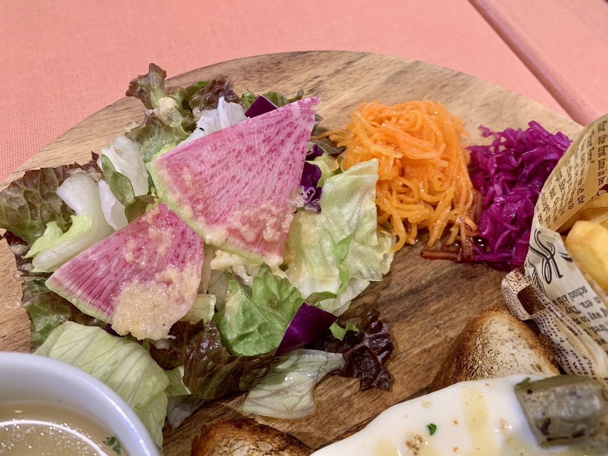 パステルのサラダ