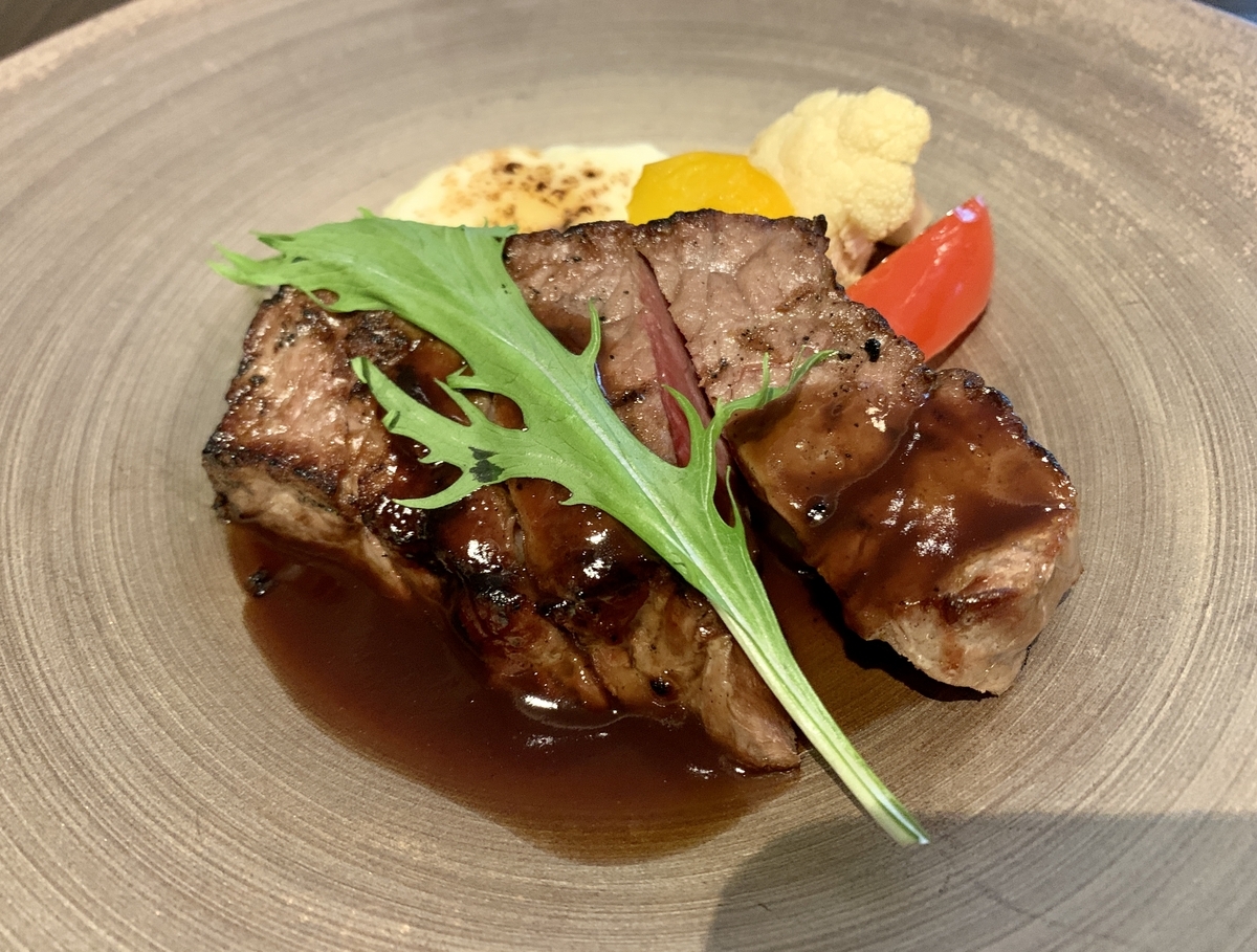 korare WINE AND DINE(コラレ ワイン アンド ダイン)のアンガス牛熟成肉サーロインの薪焼き　野菜のエムペリッシュ赤ワインソース