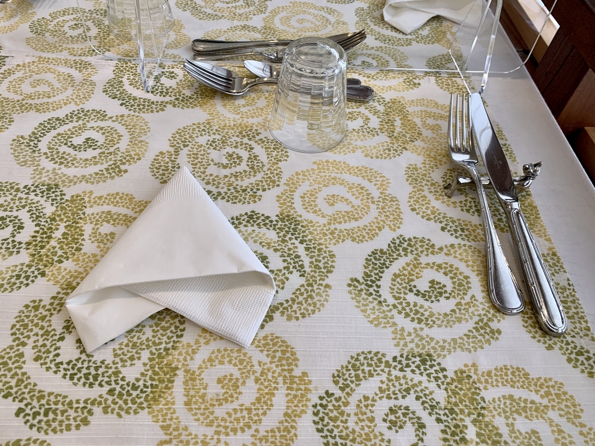 ラ キュイジーヌ ドゥ カズ （La Cuisine de KAZU）のテーブル