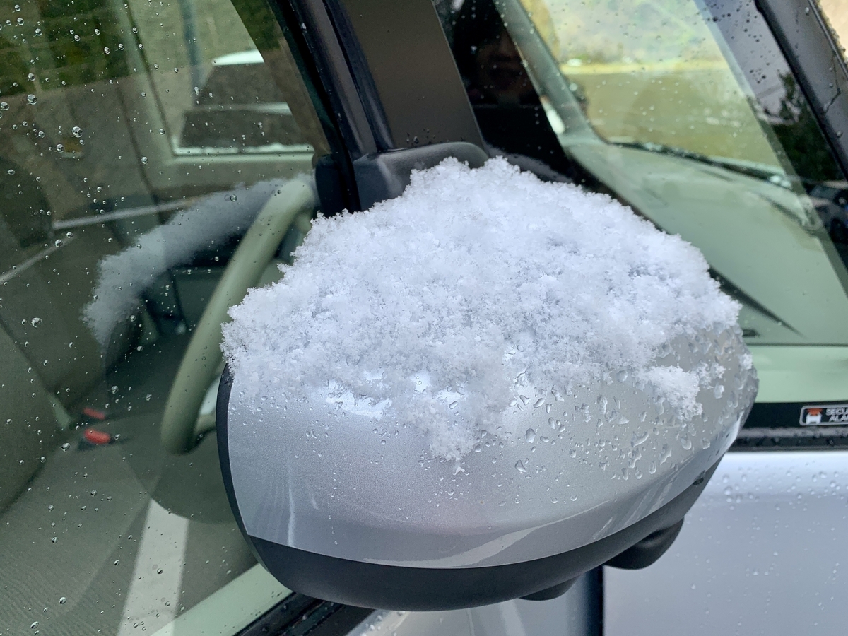 サイドミラーにのった雪