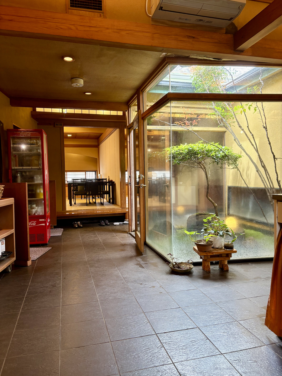 寿司遊膳さおとめの店内