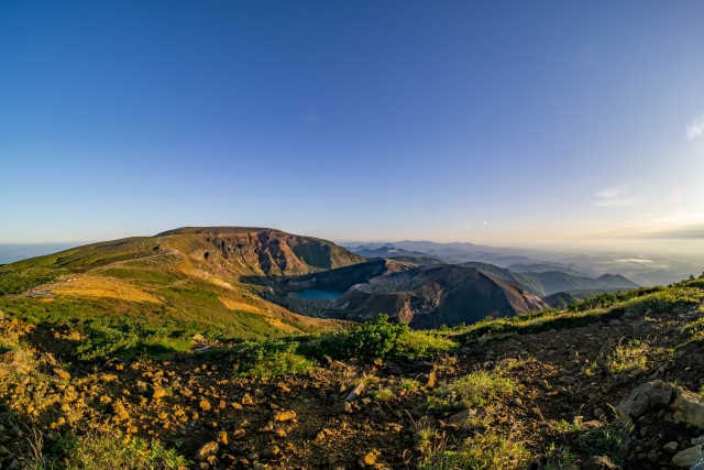 宮城県蔵王連峰の御釜と秋色の山肌が広がる絶景の写真です