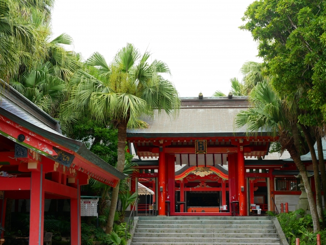南国の亜熱帯植物に囲まれた朱塗りが美しい宮崎・青島神社の社殿