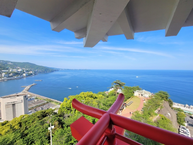 熱海城の天守閣展望台から望む相模灘の絶景パノラマ。シニアの観光旅行で楽しめる美しい海の眺め