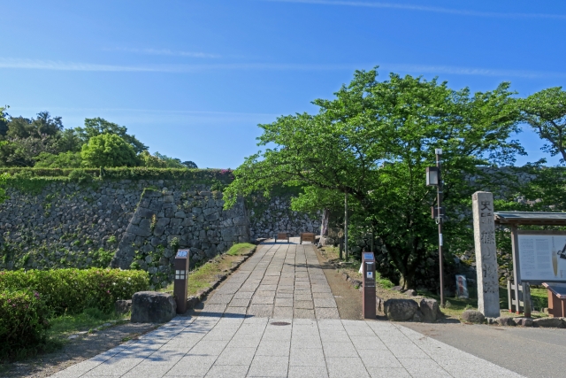秋の丹波篠山観光で訪れたい歴史ある篠山城跡(北廊下門)の石垣と美しい景観