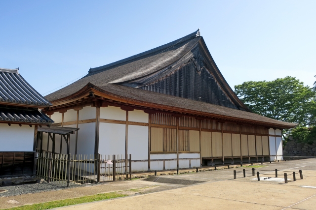 丹波篠山の観光名所である篠山城跡の大書院の重厚な木造建築外観