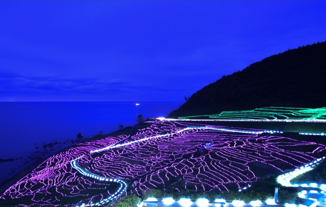 白米千枚田のイルミネーション「あぜのきらめき」と夜の日本海が織りなす幻想的な夜景
