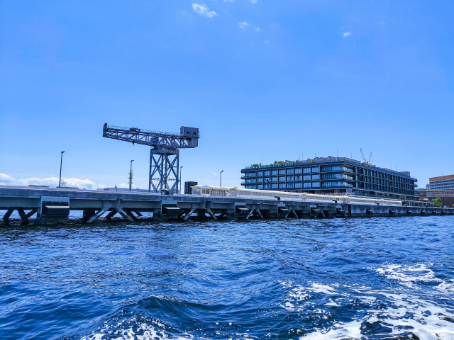 海上から望む横浜ハンマーヘッドクレーンと新港客船ターミナル・インターコンチネンタル横浜Pier 8の外観