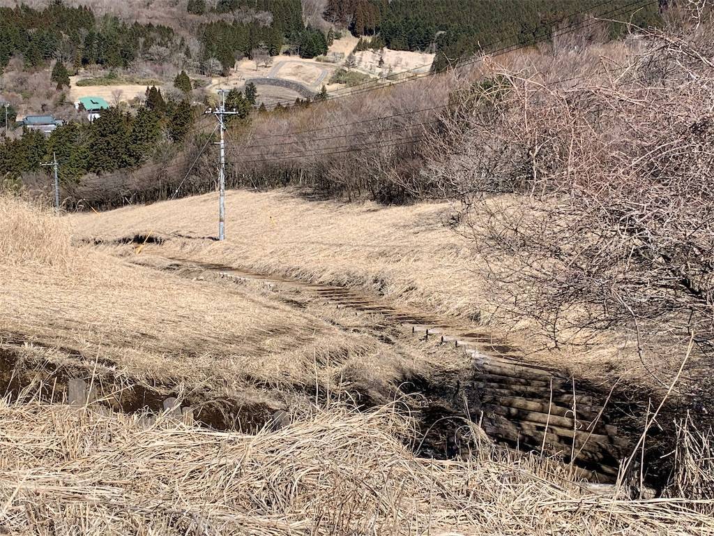 上から見た左の階段からの道