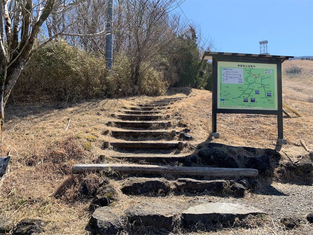 左側から上る階段
