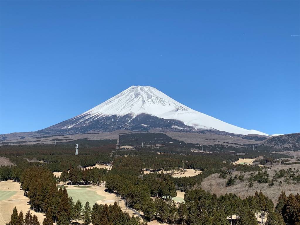 手前左側に十里木カントリーゴルフ場のコースが見えます