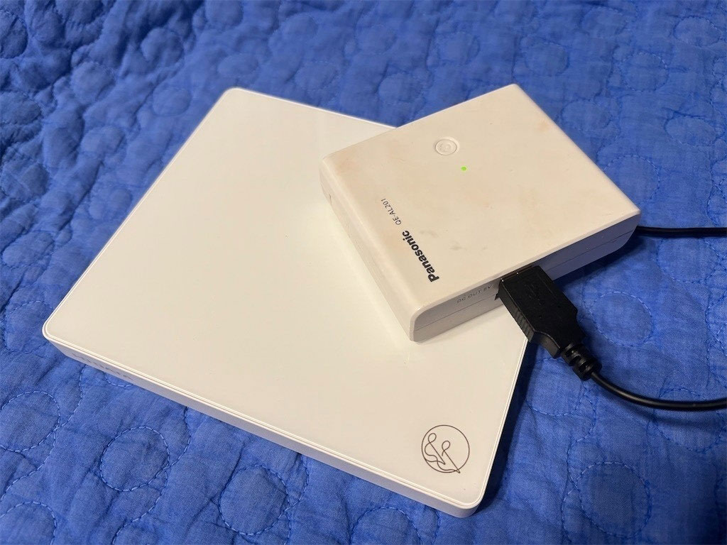 モバイルバッテリーからCDレコへ給電している様子