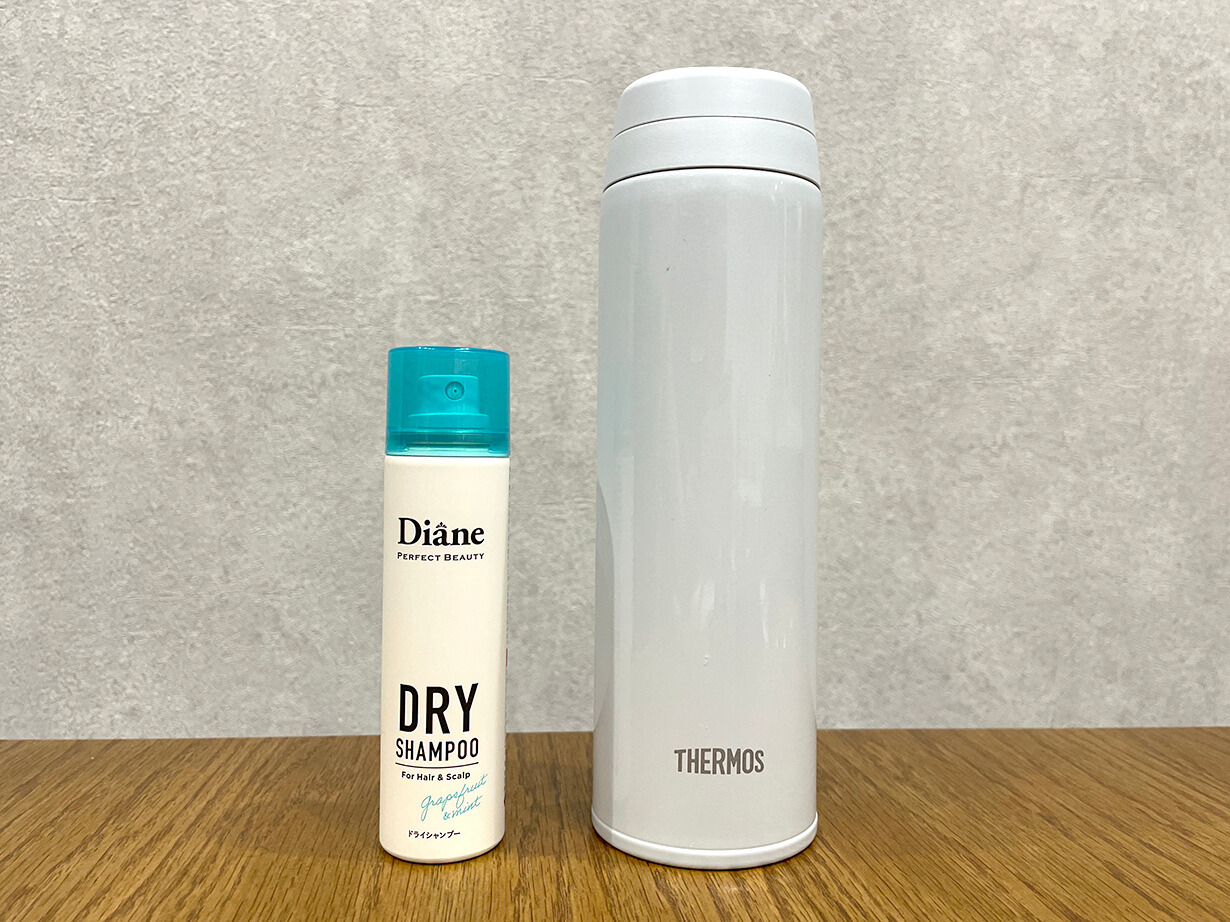 「Diane（ダイアン） ドライシャンプー」の携帯用40gと水筒の大きさ比較