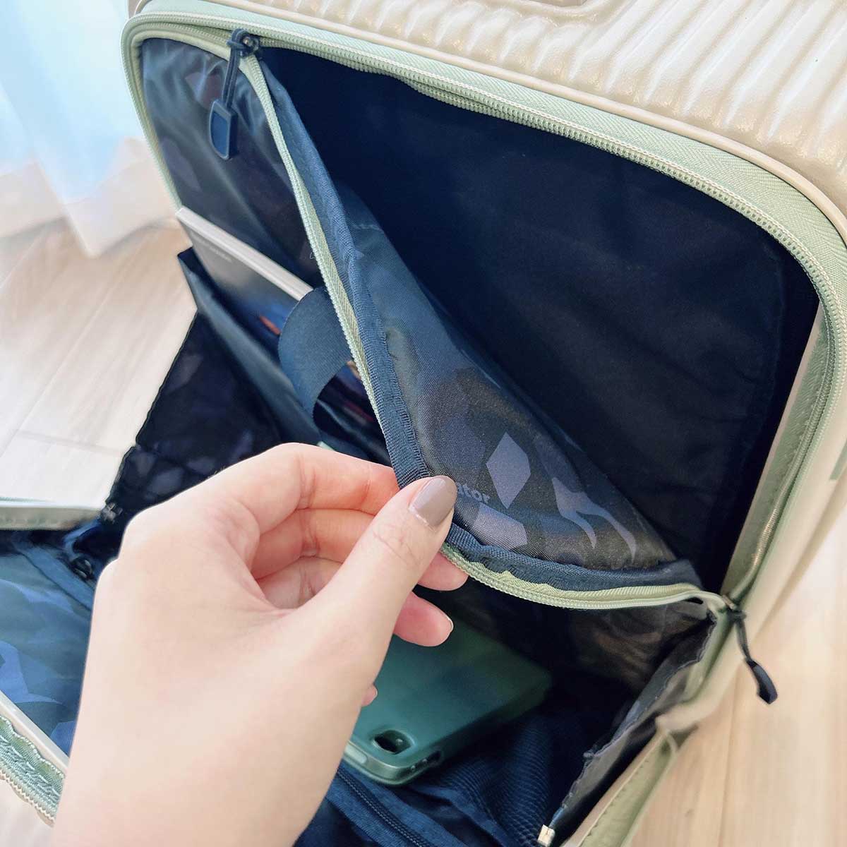 メインルームにつながっているファスナー