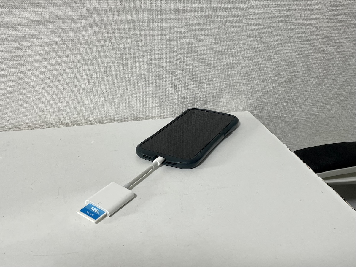 SDカードリーダーでiPhoneへ写真を取り込んでいるところ