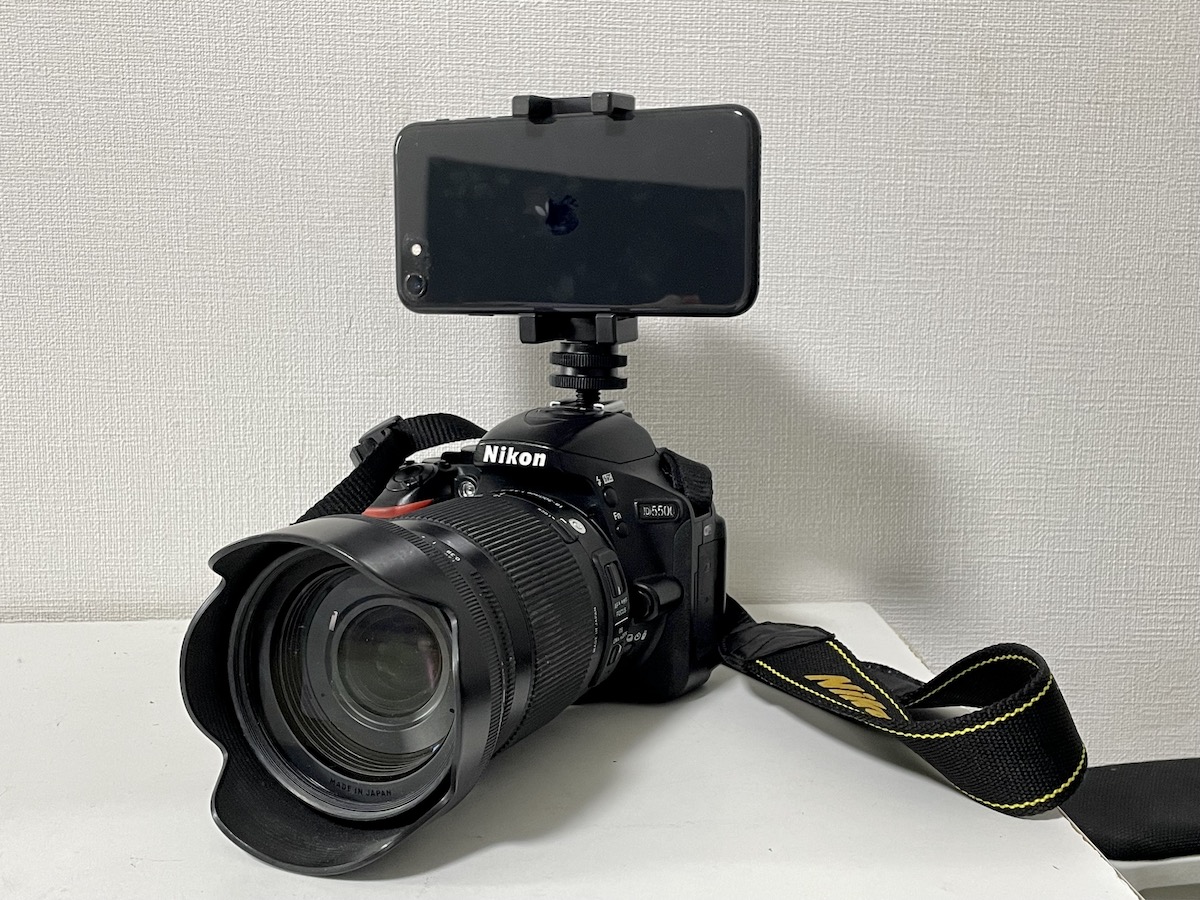 実際にあくにゃんさんが使っている一眼レフにスマホを取り付けたところ