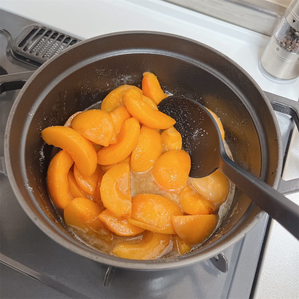 あんずを煮ている様子