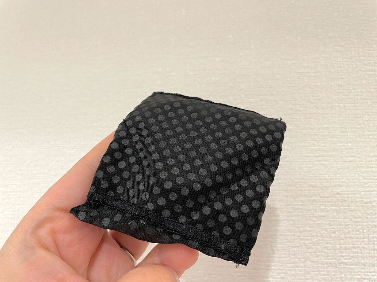 ピップエレキバン 足裏バンドを手に持ったところ。小さくてコンパクトに持ち運べる