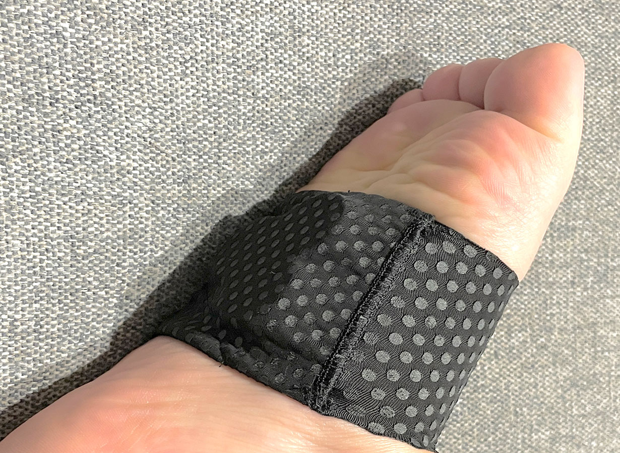 ピップエレキバン 足裏バンドを足に着けたところ。よく伸びるので、甲高の足にもぴったりフィット