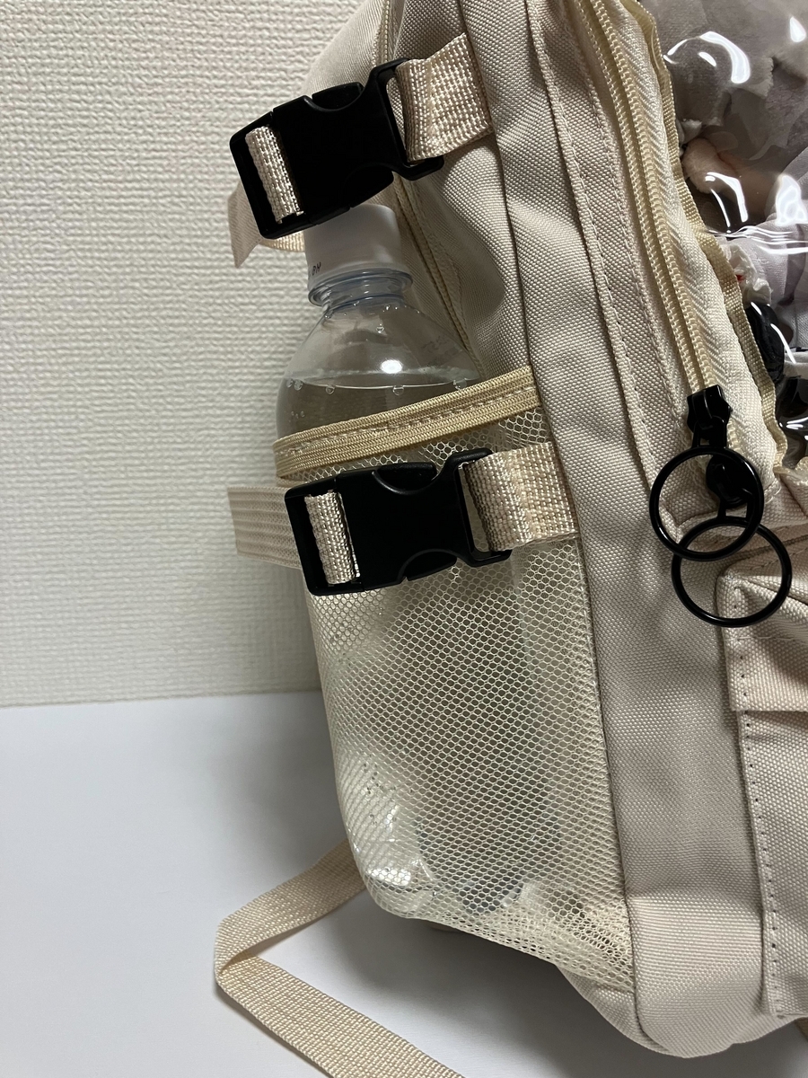 SUNEISUN　サイドポケットに物を入れた様子