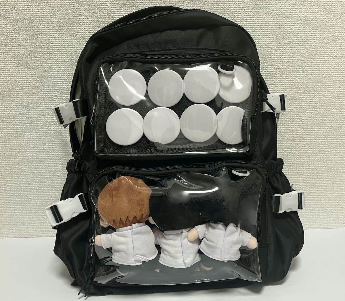 HARGIOオリジナル痛バッグ　ぬいと缶バッジを付けた様子