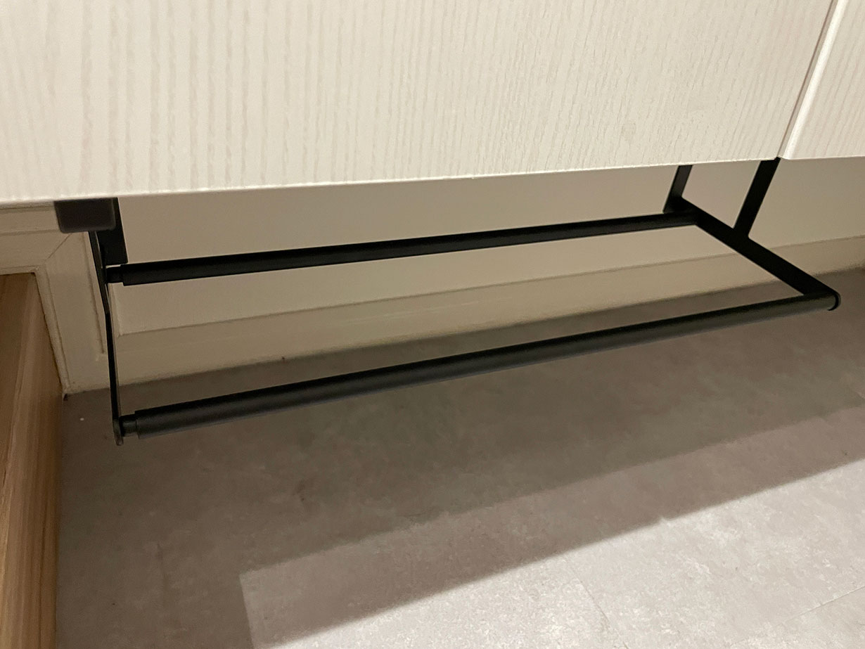 山崎実業のtowerシリーズ「浮かせる伸縮シューズラック」を玄関のシューズボックスに取り付けたところ