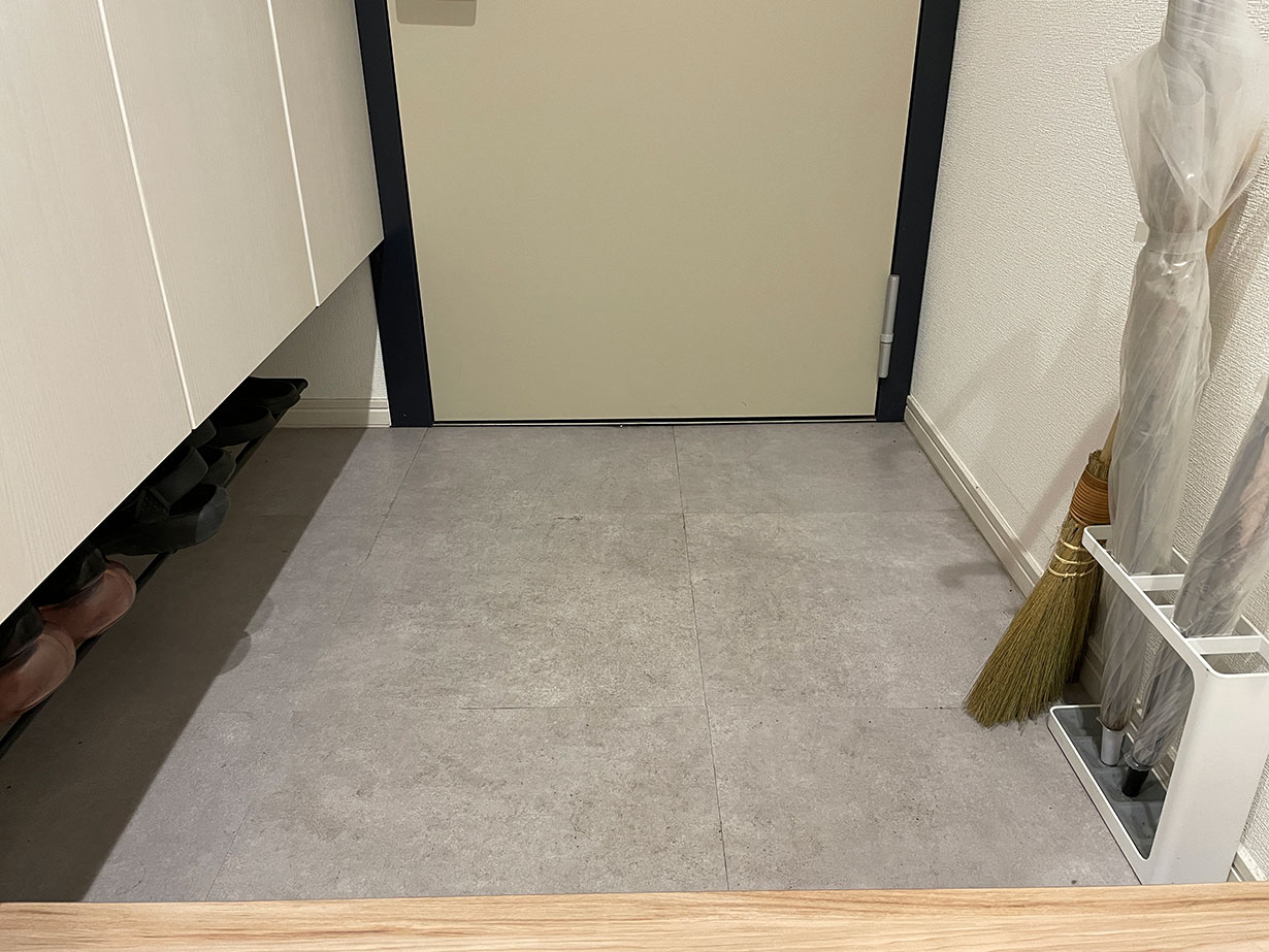 山崎実業のtowerシリーズ「浮かせる伸縮シューズラック」のおかげですっきりした玄関