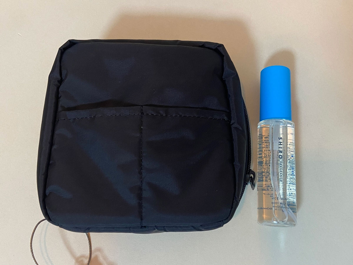 無印良品のナイロンメイクポーチ(約１６×１４×６ｃｍ)にちょうど縦に入るサイズ感