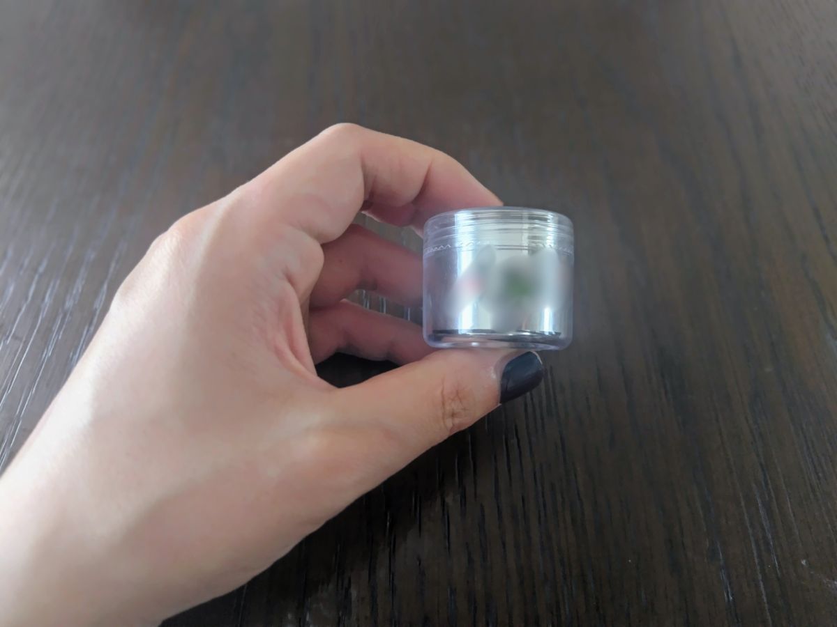 クリームケースに銀テープを入れたところ