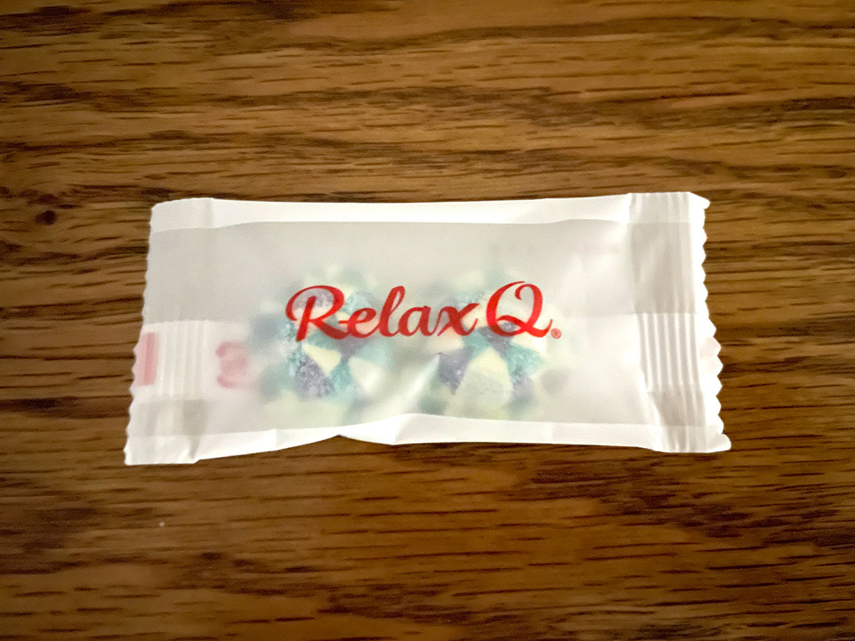 「RelaxQ ほっとイヤリング」の個包装された袋。飴のような小袋になっている