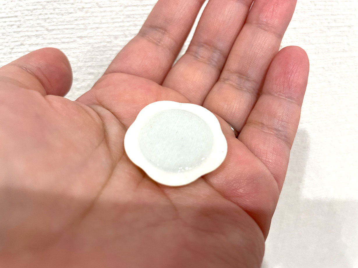 「RelaxQ ほっとイヤリング」の温熱パッチのフィルムをはがしたところ