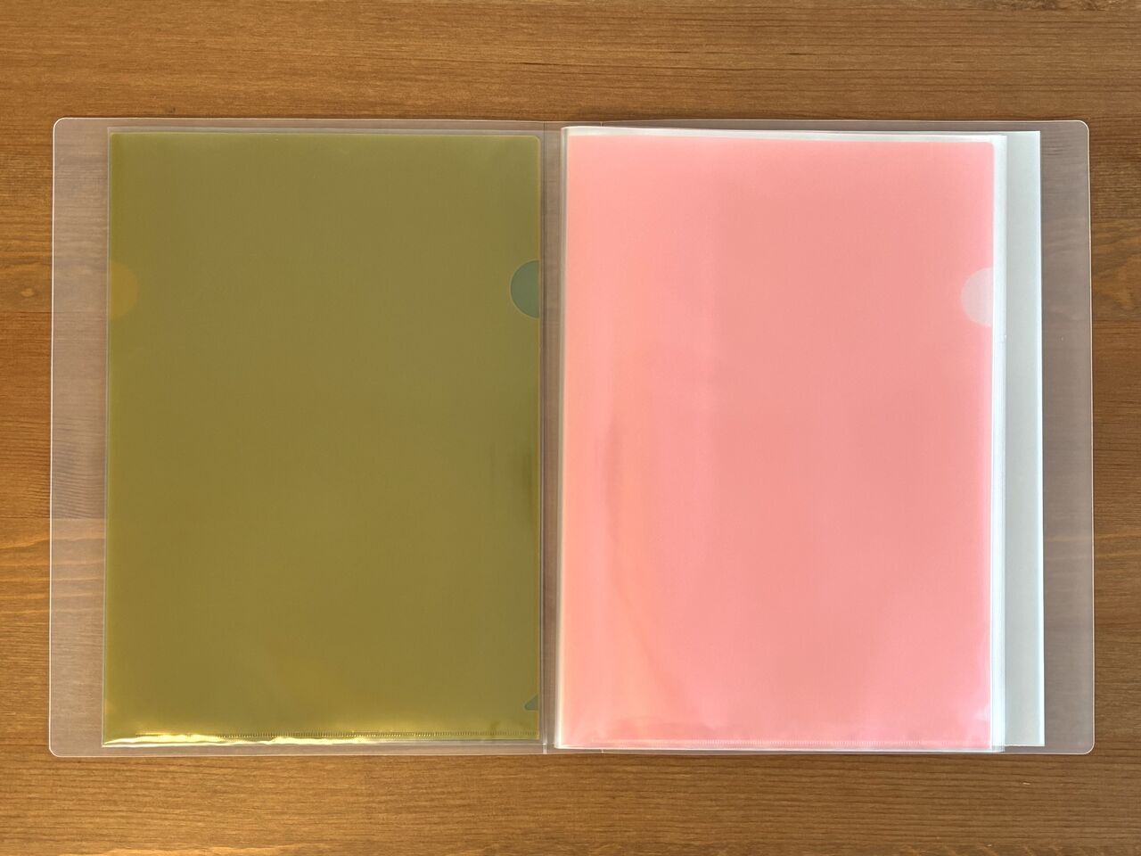 コアデ（Coade）CONC CO352 クリアファイル収納ホルダー クリア1ポケットに2枚、2ポケットに1枚のクリアファイルを入れたところ