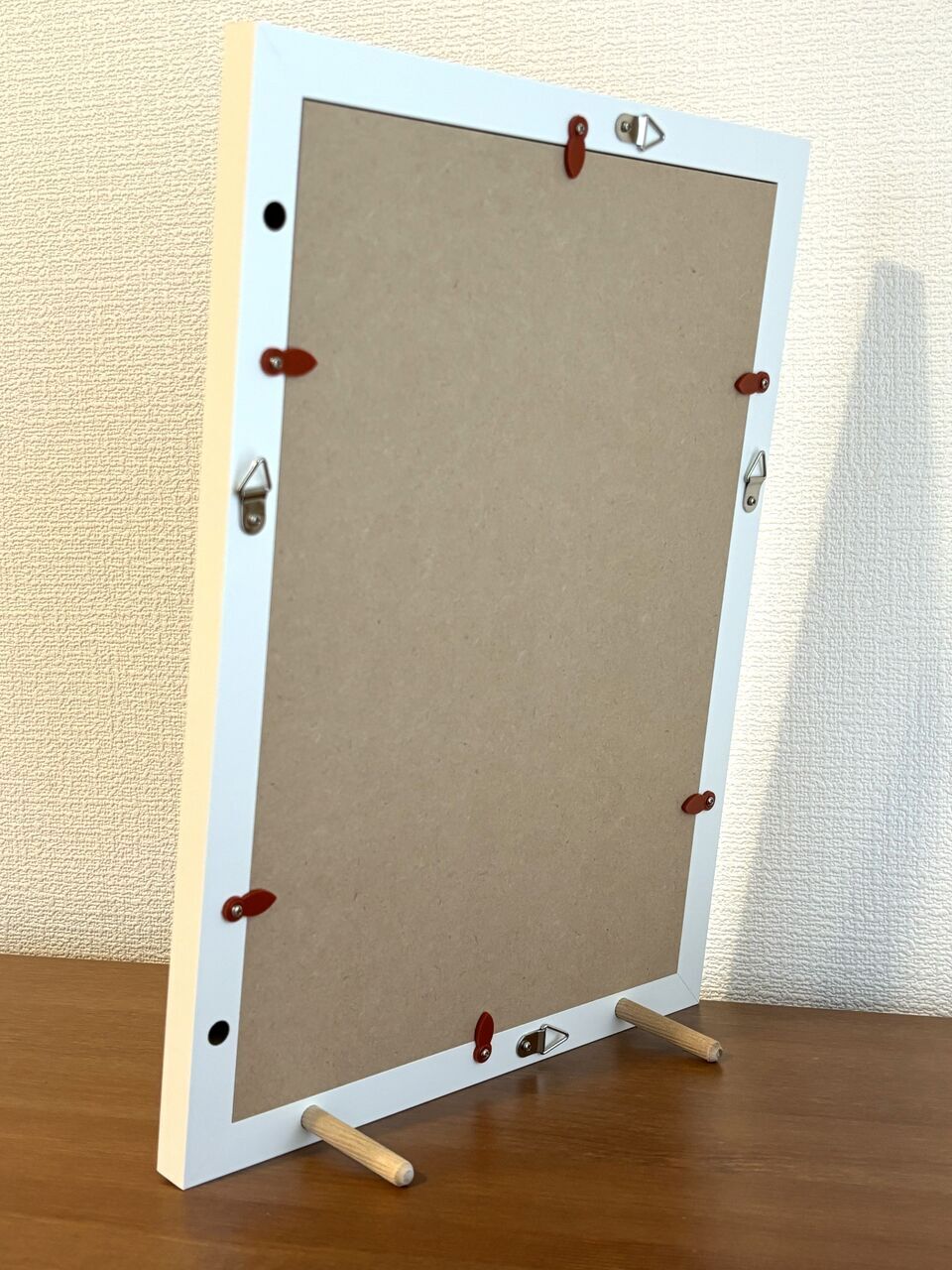 岐阜の木工屋 クリアファイルをピッタリ飾る額縁立てたところ（裏）
