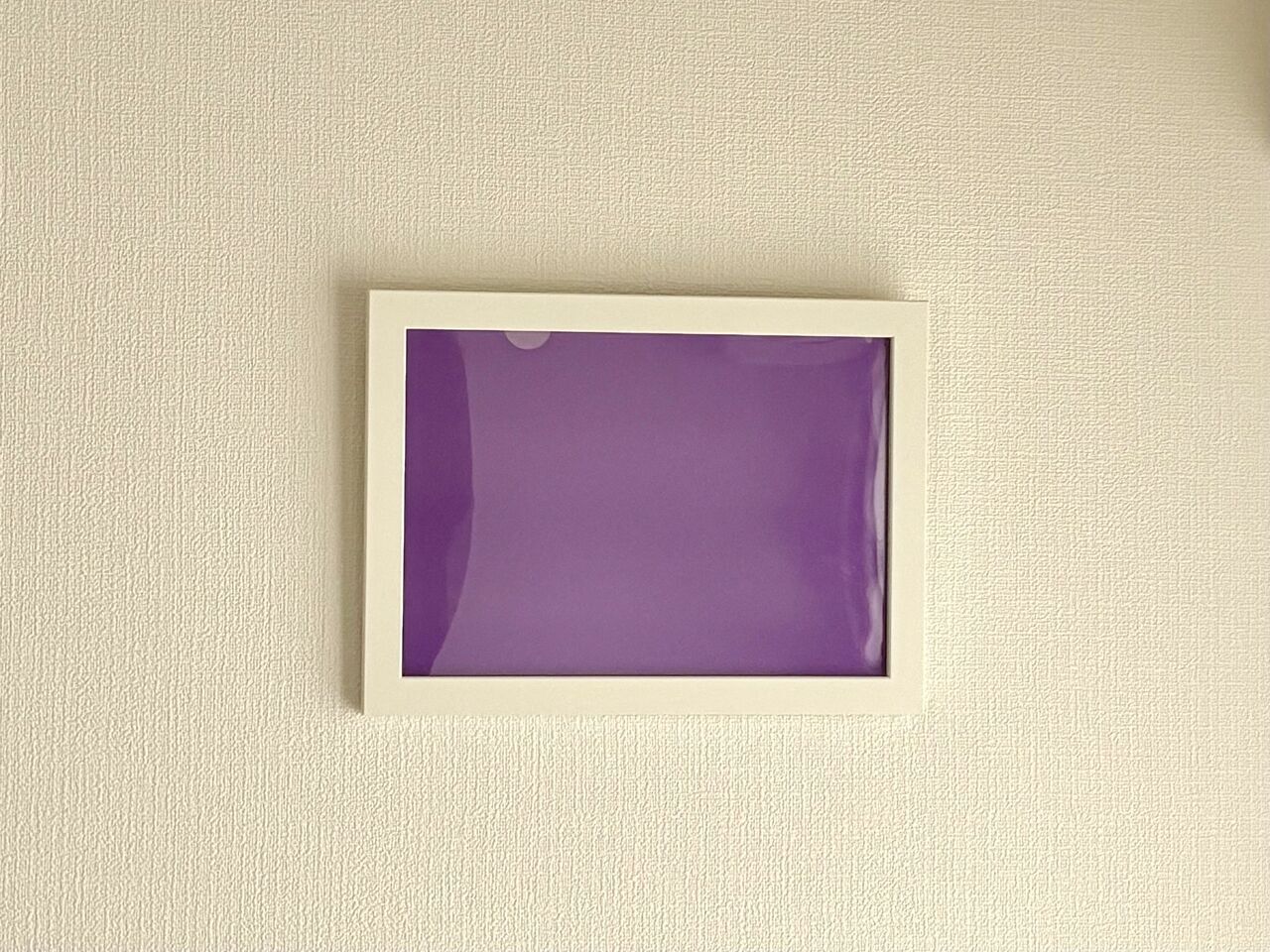 岐阜の木工屋 クリアファイルをピッタリ飾る額縁壁に掛けたところ