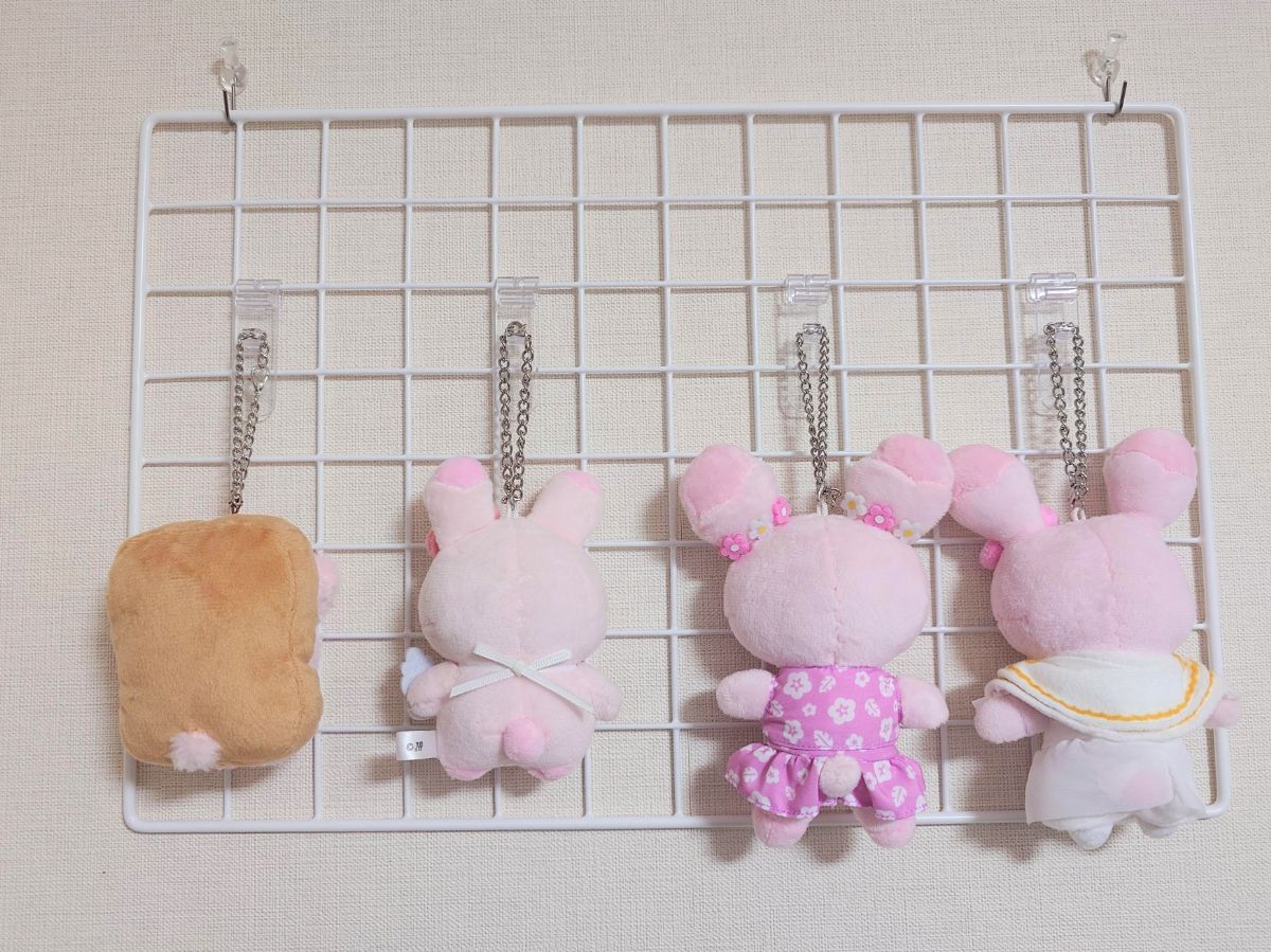 ダイソーワイヤーネットにぬいぐるみをかけた画像