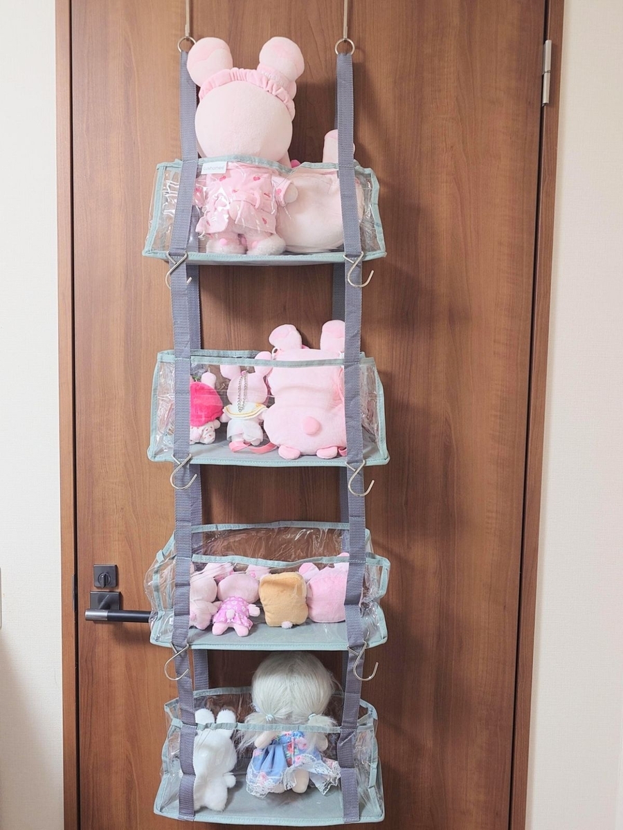 ドア掛け収納ポケットにぬいぐるみをディスプレイした画像