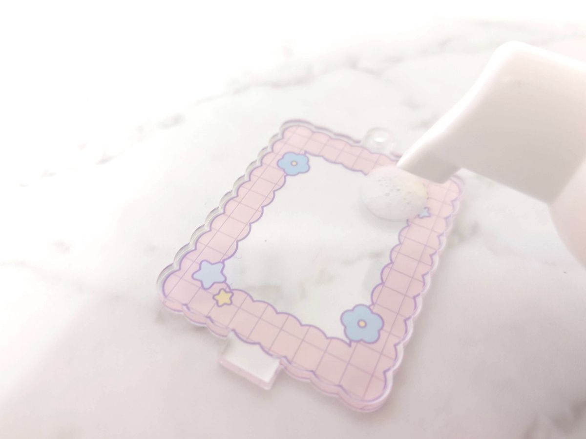 アクリサンデー　ポリケアを塗っている画像