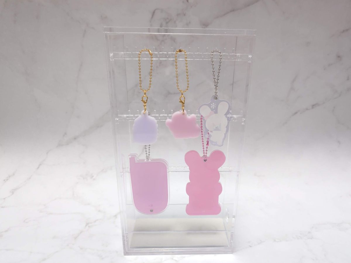 無印良品　アクリルネックレス・ピアススタンドにキーホルダーをかけた画像