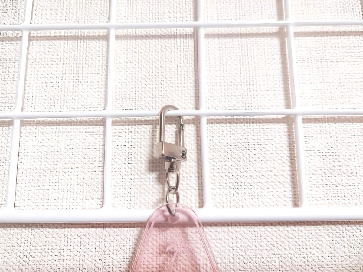ダイソーワイヤーネットにキーホルダーをかけた画像