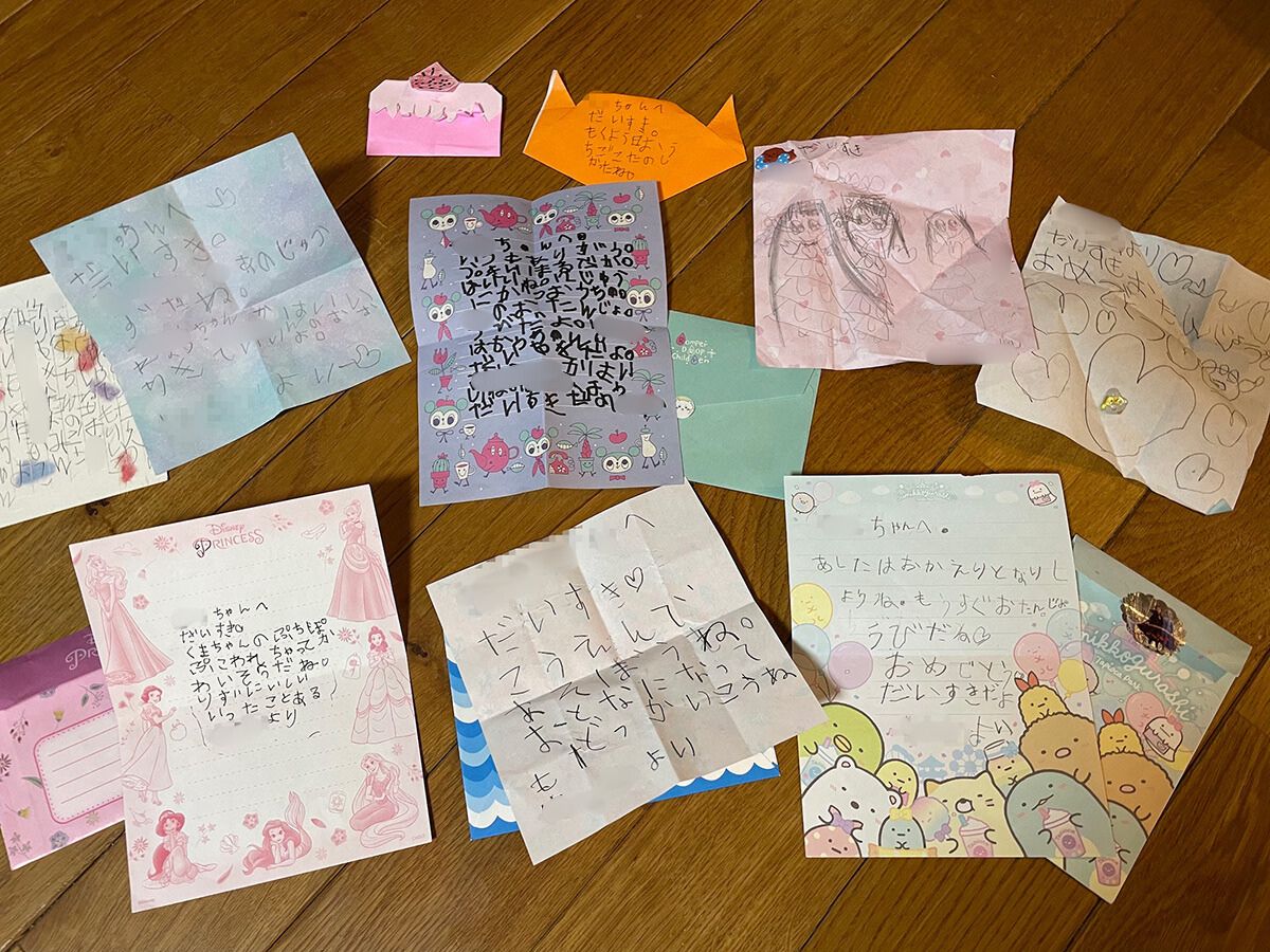 娘が幼稚園でお友だちからもらったお手紙。「●●ちゃん だいすきだよ」など書いてある手紙が8点ほど並べられている