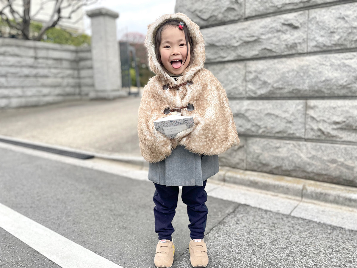 おばあちゃんからのお返事をもらってうれしそうな娘