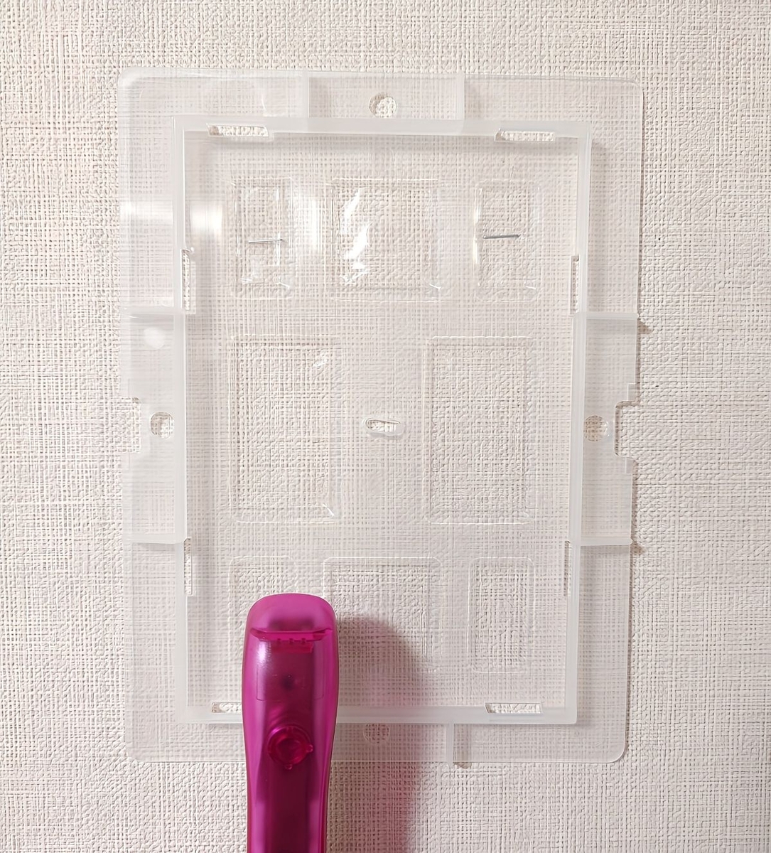 Wall.itフォトフレームを壁に留めている画像