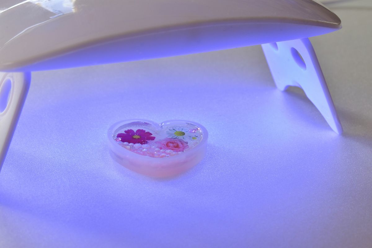 UVライトで硬化中のレジン