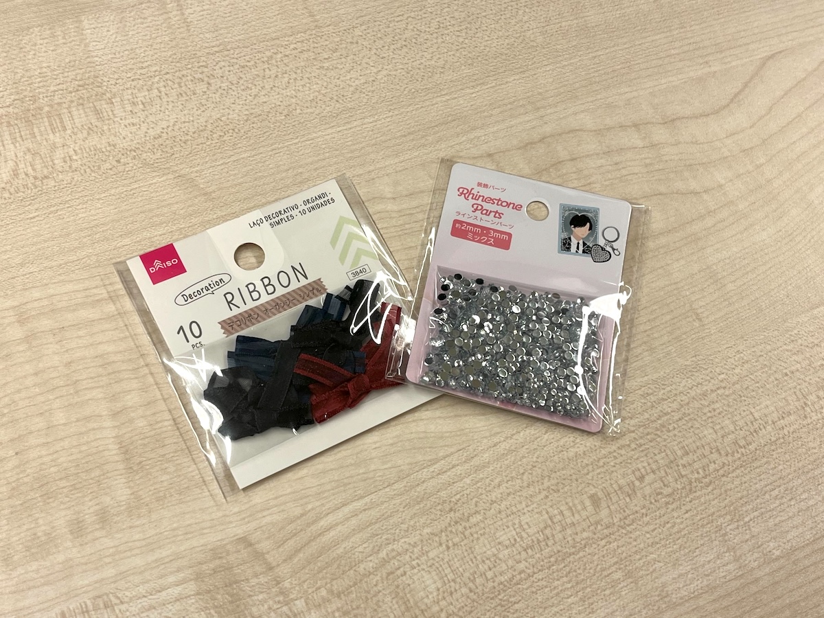 ラインストーンをはじめ100均にはデコパーツが豊富にそろっています