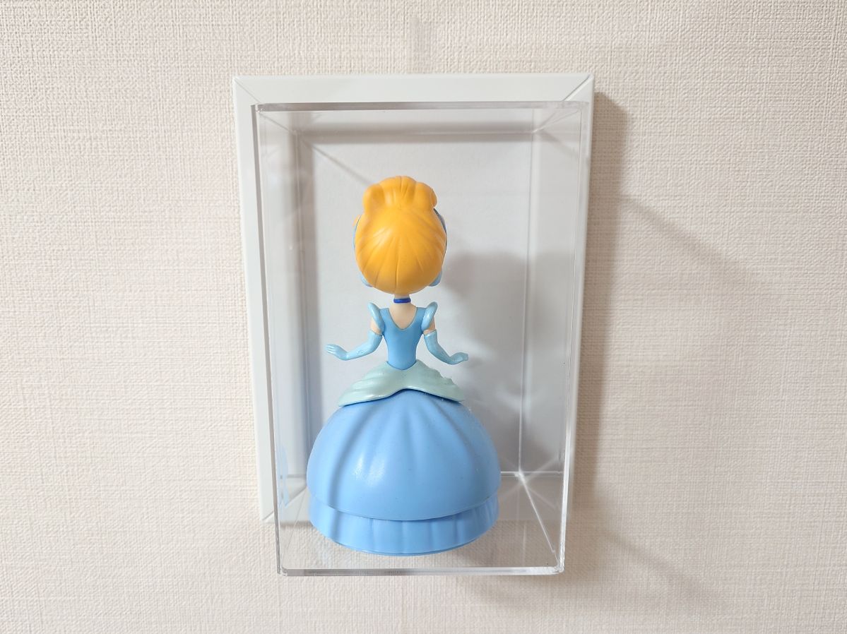 Wall.it　フィギュアケースを壁に留めた画像