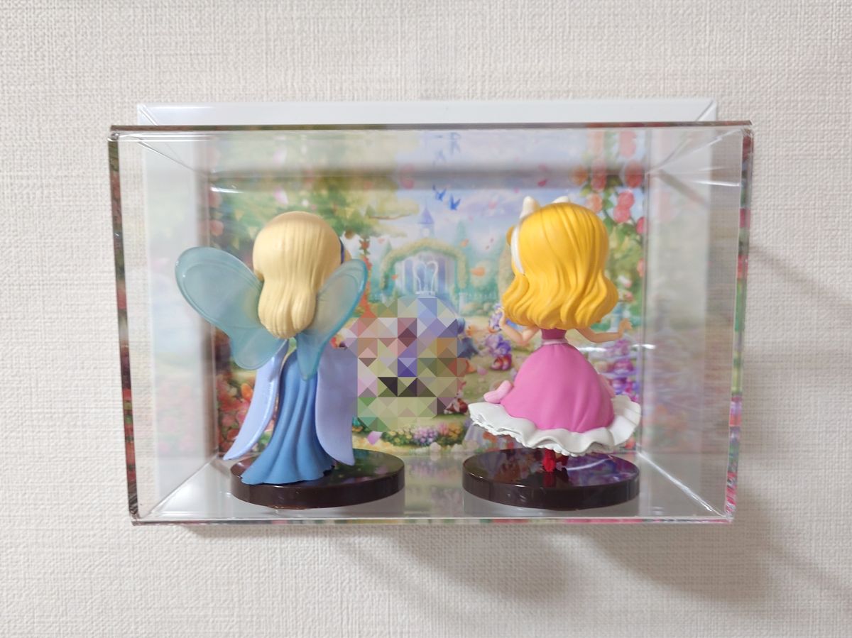 Wall.it　フィギュアケースにポストカードとフィギュアを入れた画像