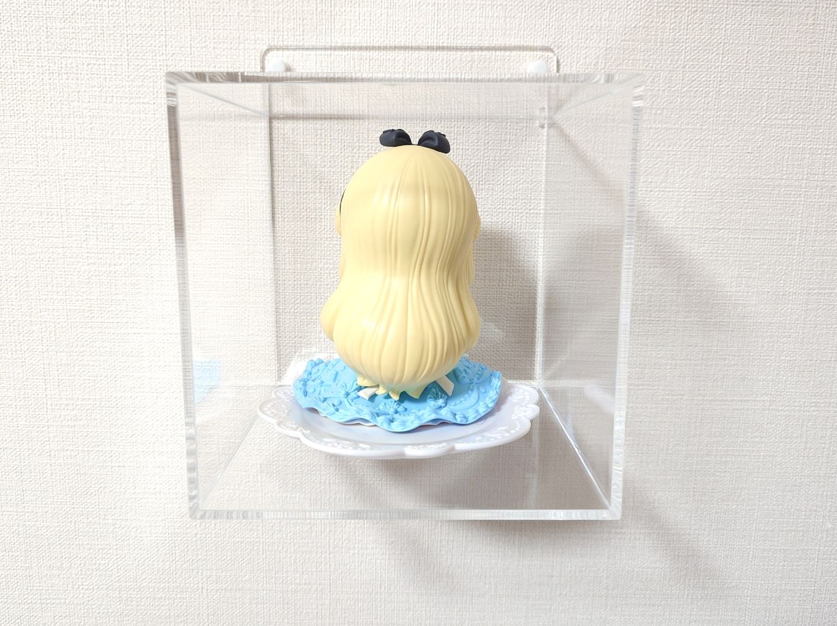無印良品 壁に付けられるアクリルディスプレイにフィギュアを飾った画像