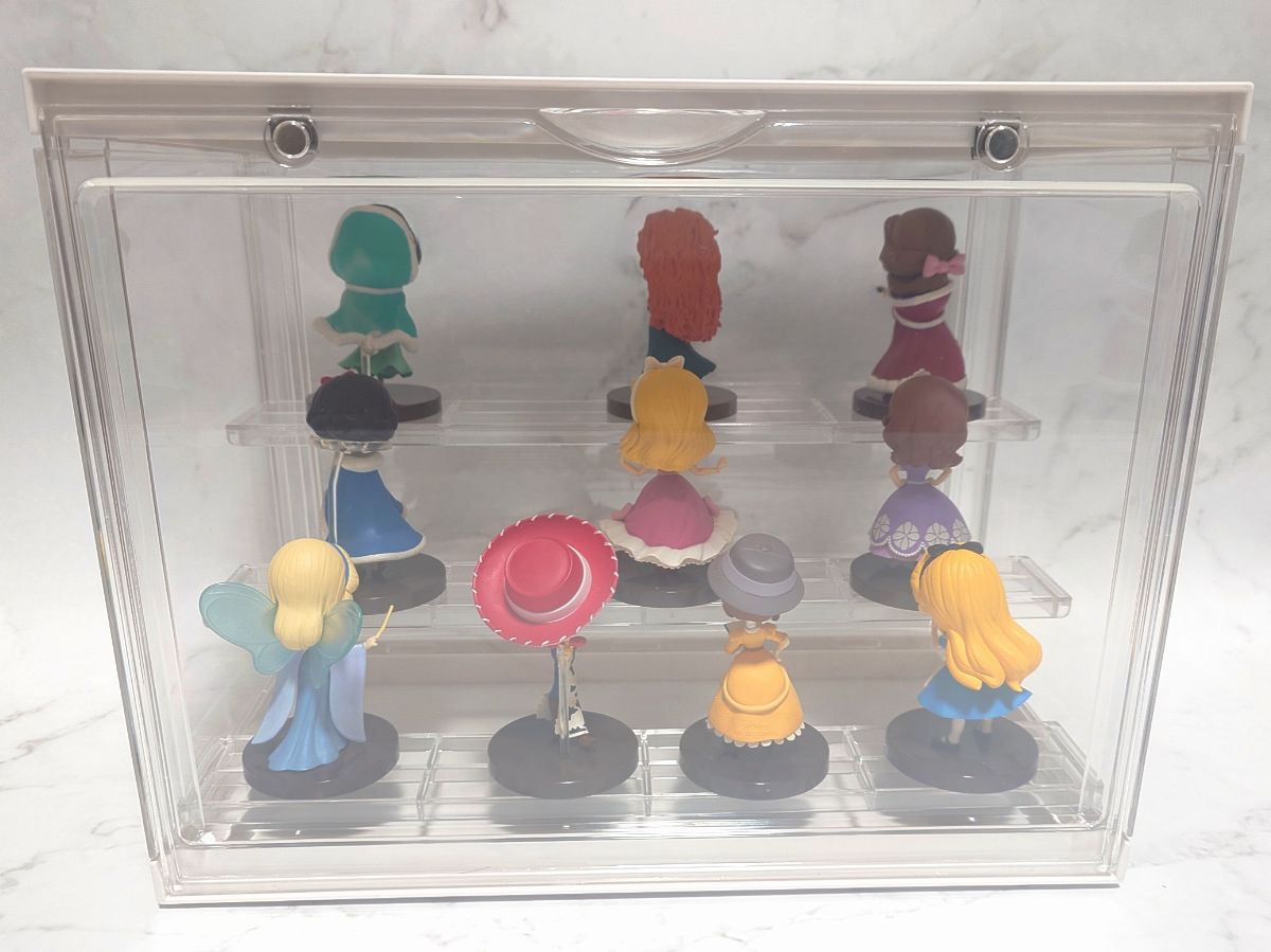 Generic　フィギュアケースにフィギュアを飾った画像